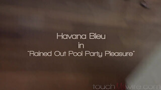 Havana Bleu várja a óriási hímtagot