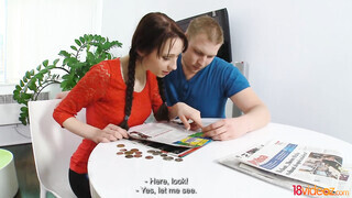 Chelsy Sun a csávója előtt kamatyol