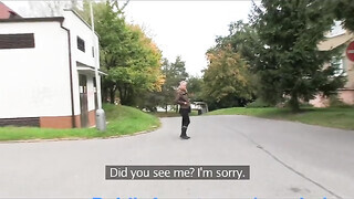 Világos Szőke tini csajszi a raktárban dug