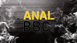 Maxim Law análjába hatalmas bőrös virsli hatol