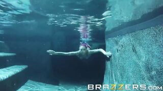 Anna Bell Peaks gondosan segglyukba rakva