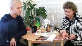 Magányos háziasszony és a tini hapsi