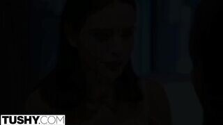 Lana Rhoades popsiját egy barna csávó reszeli