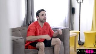 A vonzó tini pipi tv nézés helyzett szopna