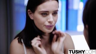 Lana Rhoades hátsó bejáratba dugva