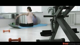 Jogázó tini spinét kupakol hátsó lyukba az edő