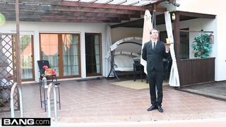 Gigászi cickós milf két hímtagot kap