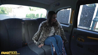 Fake Taxi - Jessy Jey a hátsó ülésen reszel