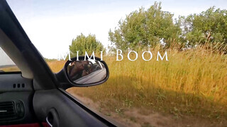 Csinos tini barinő a kocsiban cumizik