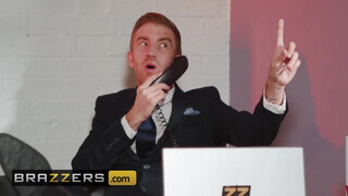 Brazzers - Lucia Love gigászi kárót kap az irodában