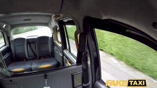 Fake Taxi - Alice Judge hátsó lyukba tolva a taxiban