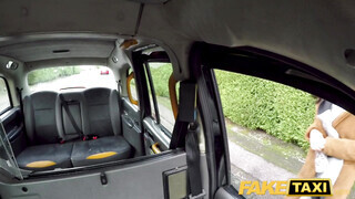 Fake Taxi - Alyssa Divine a csöcsös csoki tini