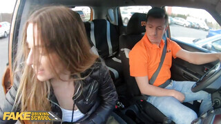 Fake Driving School - Eveline Dellai lovagol a jogsi oktató péniszén