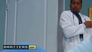 Brazzers - Nina Dee popsiját a doktor dugja