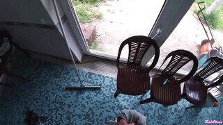 Kitetovált orosz tini maca a medencénél hancúrozik