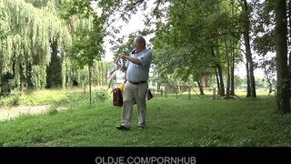 Oldje - Vén csóka dugja a tini kis csajt