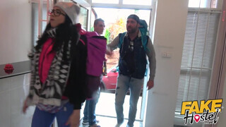 Fake Hostel - Latina gádzsi a krapekja előtt szexel