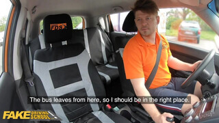 Fake Driving School - vegyvédelmi ruhában ül be a csajszika a kocsiba