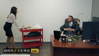 Brazzers - Ella Knox az óriás didkós dél amerikai gádzsi