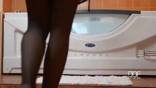 Megan Rain leszopja a saját lábujjait és ujjazza magát