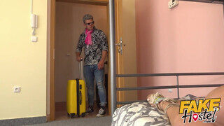 Fake Hostel szűk pinájú olasz szuka és kettő hímtag