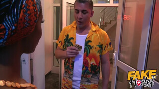 Fake Hostel afrikai gádzsi és egy spanyol pina közösen