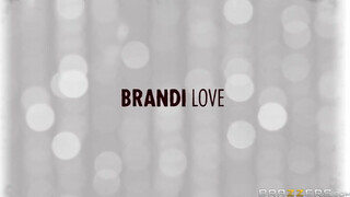 Brandi Love meglovagolja a hímvesszőt - Brazzers