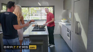 Brazzers - Courtney Taylor a férje haverjával reszel