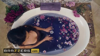 Brazzers - Katana Kombat fürdés után kufircol is