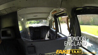FakeTaxi amerikai félvér csajszika kamatyolni akar