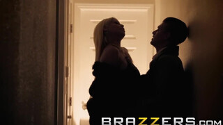 Brazzers - gazdag pár és a lesbi takarítónők