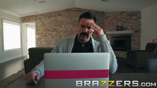 Brazzers - a pici ártatlan tini idősebb hímvesszőt kíván