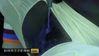Brazzers - az ázsiai Kendra Spade jó óriási cerkát talál