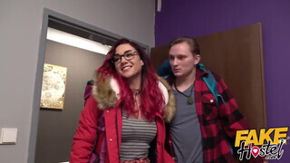 Fiatal gádzsi kikezd a szobatársával - Fake Hostel