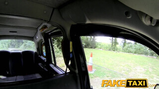 FakeTaxi még a sofőr popsiját is kinyalja a pipi