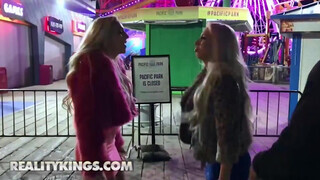 Reality Kings - Carmen Caliente & Kendra Sunderland letámadnak egy ürgét