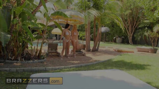 Brazzers - Angela White és Savannah Bond leápolják a falloszt