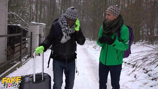 Gigantikus kannás tini maca és a turista srácok - Fake Hostel