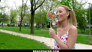 BraceFaced - foncsikos és fogszabályzós tini pipi