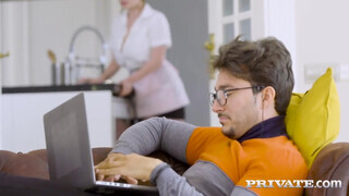 Private-com - Alice Wayne a gigászi tőgyes szobalány