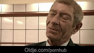 Magyar pornós pipi dug vén ürgével - Oldje
