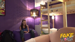 Három lezbi nőci kényezteti egymást - Fake Hostel