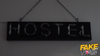 Három lotyó kényezteti egymást - Fake Hostel