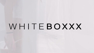 WHITEBOXXX - Világos Szőke tini csajszi extra masszázst kap