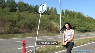 Gigantikus csöcsű tini csajszika pénzért kupakol - Public Agent