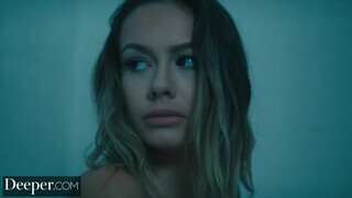 Deeper - Naomi Swann a perverz kicsike gádzsi