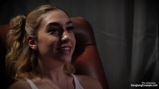 Orgia creampie - világos szőke bige alig kap levegőt a faszoktól