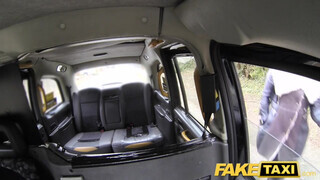 Tetkós ribancok fenékbe tolva - Fake Taxi