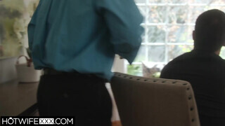 HotwifeXXX - Bunny Colby a férje előtt dug