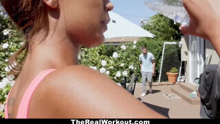 TheRealWorkout - fekete bombázó fitness vlogger videója